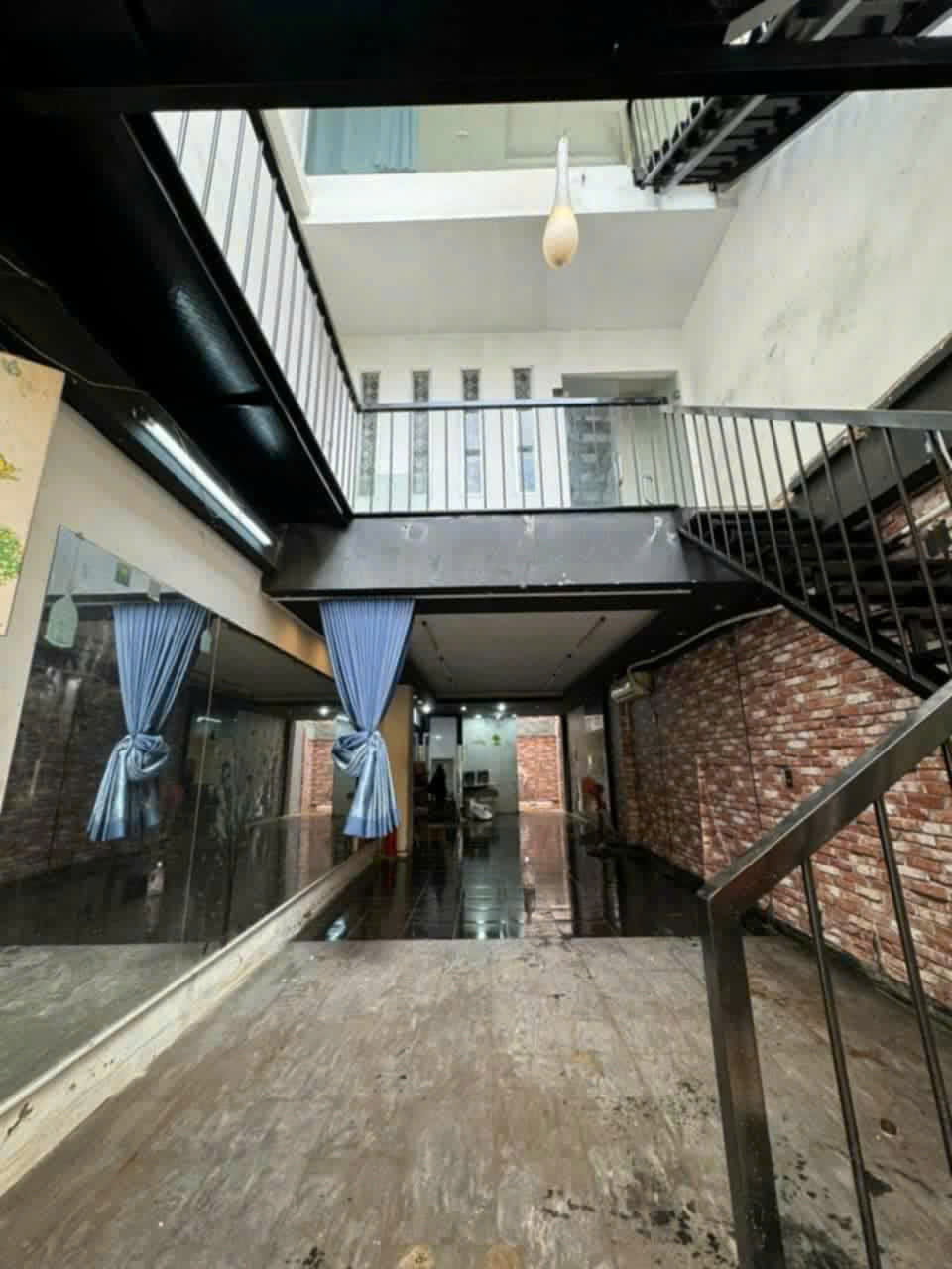 Bán nhà mặt tiền Lê Thị Hồng Gắm Quận 1: Vị trí kinh doanh đa ngành nghề